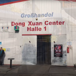 Cảnh báo bị cẩu xe khi vào mua hàng tại chợ Đồng Xuân Berlin